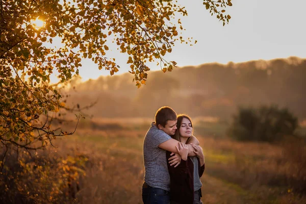 Ein Junger Mann Und Ein Mädchen Gehen Herbstlichen Wald Spazieren — Stockfoto