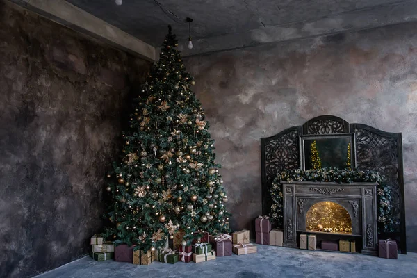 Sihirli Noel kartı. Büyük yeşil bir Noel ağacı olan desenli koyu bir çatı katı, şık oyuncaklar, dekorasyonlar, çelenkler. Hediyeler eski klasik şöminenin yanında. Konforlu bir dağ evi. Boşluğu kopyala, metin için yer