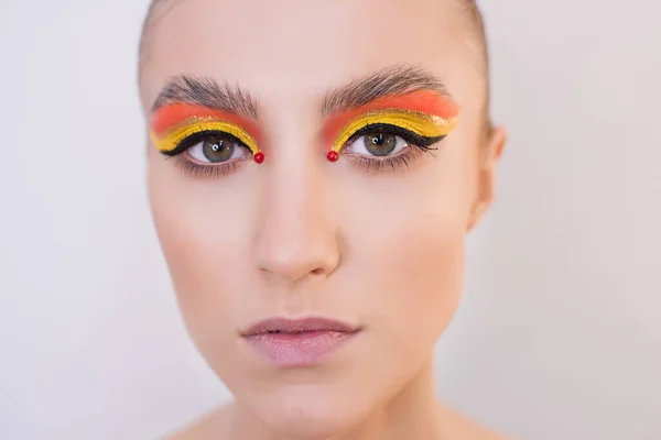 Närbild Porträtt Modeflicka Med Ljus Makeup Orange Gula Skuggor Ögonen — Stockfoto