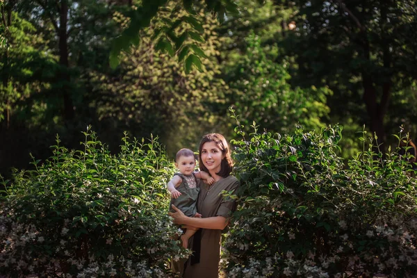 Uma Jovem Tem Bebezinho Nos Braços Uma Bela Mãe Caminha — Fotografia de Stock