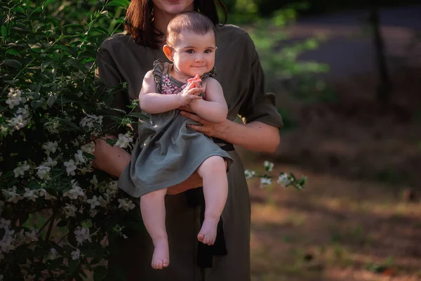 Retrato Close Bebê Pequeno Feliz Que Bate Palmas Suas Mãos — Fotografia de Stock