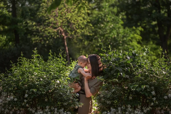 Genç Bir Kadın Kucağında Küçük Bir Bebek Tutuyor Güzel Bir — Stok fotoğraf