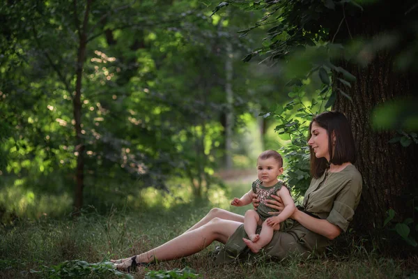 Здорова Молода Мати Тримає Малюка Руках Щаслива Сім Сидить Зеленій — стокове фото