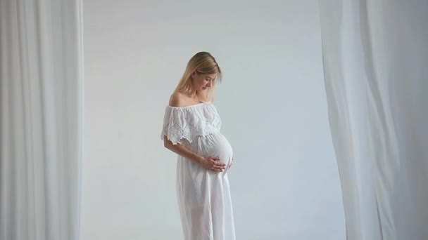 Ung Gravid Blond Mamma Vit Solkräm Stroke Och Kramar Sitt — Stockvideo