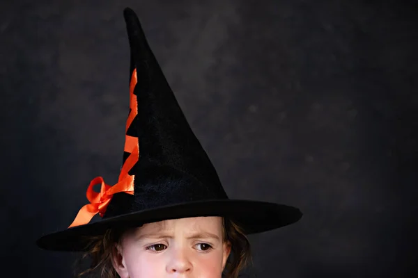 Retrato Cerca Una Niña Triste Con Sombrero Bruja Negro Sobre Imágenes de stock libres de derechos