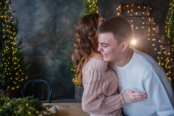 Noel Ağacının Arka Planında Birbirine Aşık Mutlu Bir Çiftin Ekstra — Stok fotoğraf