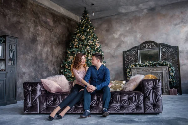 Ein Verliebtes Modepaar Sitzt Auf Einem Modernen Sofa Der Mitte — Stockfoto