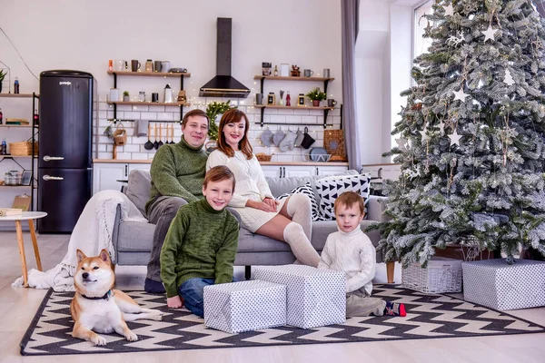 Una Familia Cuatro Está Sentada Junto Árbol Navidad Desempacando Regalos — Foto de Stock