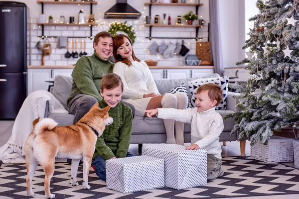 Una Familia Cuatro Está Sentada Junto Árbol Navidad Desempacando Regalos — Foto de Stock