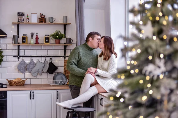 Una Pareja Cariñosa Suéteres Punto Cálido Abrazo Beso Los Amantes — Foto de Stock