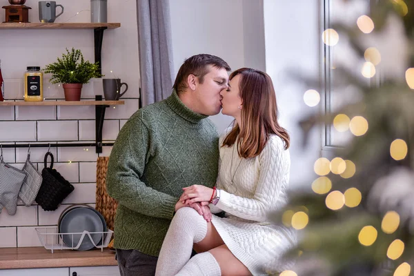 Una Pareja Cariñosa Suéteres Punto Cálido Abrazo Beso Los Amantes — Foto de Stock