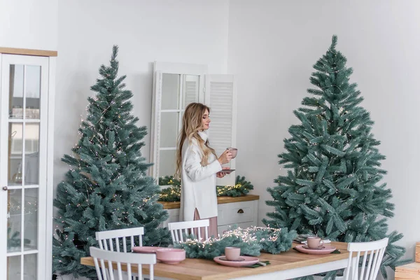 Una Chica Feliz Cálido Suéter Invierno Encuentra Una Cocina Estilo —  Fotos de Stock