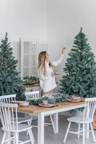 Una Chica Feliz Cálido Suéter Invierno Encuentra Una Cocina Estilo —  Fotos de Stock