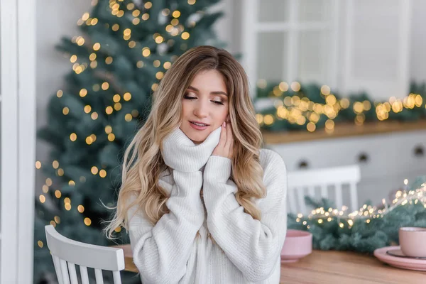 Schöne Lockige Blondine Mit Langen Haaren Den Weihnachtsbäumen Mit Lichterketten — Stockfoto