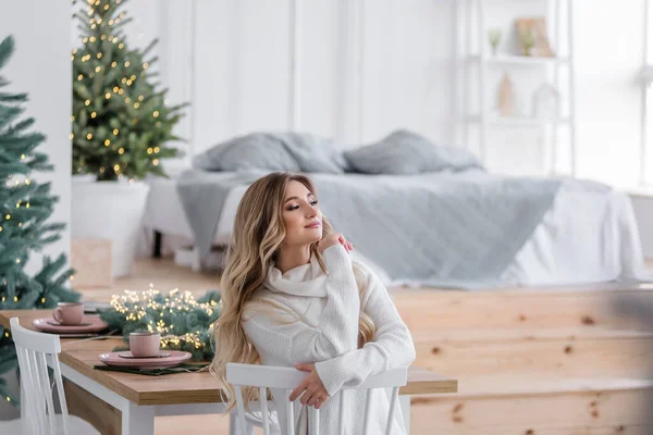 Loira Encaracolada Bonita Com Cabelos Longos Pelas Árvores Natal Com — Fotografia de Stock