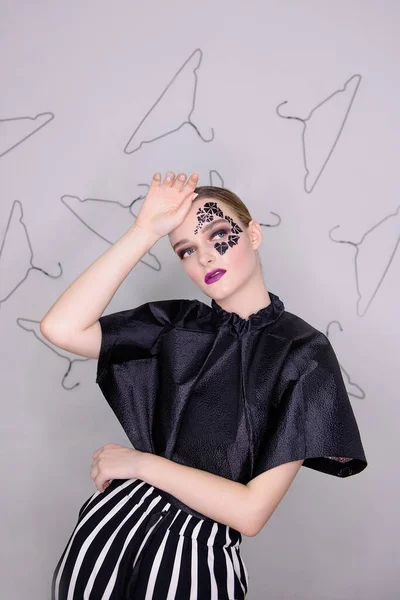 Modeporträt Eines Mädchens Mit Sauberer Haut Hellem Professionellem Make Lila — Stockfoto