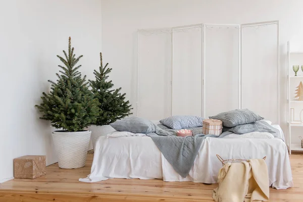 Elegante Dormitorio Blanco Minimalismo Estilo Escandinavo Ropa Blanca Cuadros Grises —  Fotos de Stock
