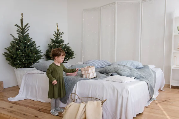 Una Niña Con Vestido Verde Cálido Encontró Regalo Santa Claus — Foto de Stock