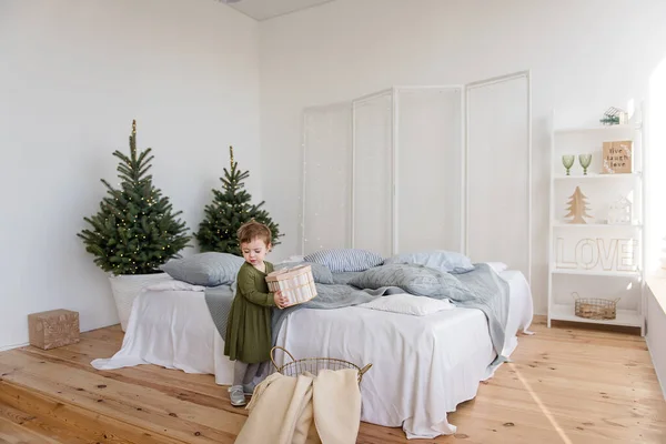 Una Niña Con Vestido Verde Cálido Encontró Regalo Santa Claus —  Fotos de Stock