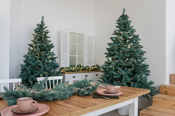 Elegante Cocina Blanca Decoración Estilo Escandinavo Moda Una Mesa Madera —  Fotos de Stock