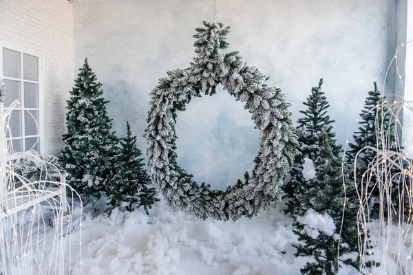 Snow Covered Ring Spruce Needles Blue Sky Christmas Trees Garland — Stock Photo, Image