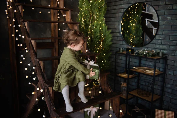 Una Niña Con Vestido Verde Cálido Sienta Una Escalera Madera —  Fotos de Stock