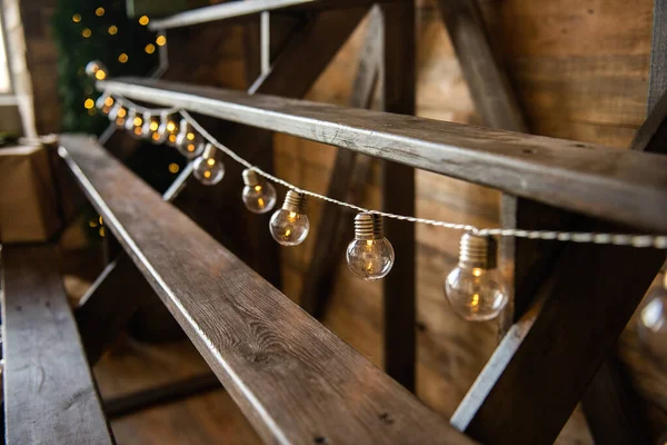 Kerstslinger Van Gloeilampen Hangend Aan Een Houten Trap Feestelijke Huisdecoratie — Stockfoto