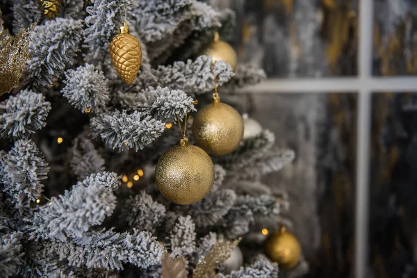 Template Met Sneeuw Bedekte Takken Van Een Kerstboom Met Gouden — Stockfoto