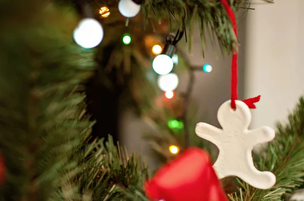 카드야 크리스마스 트리는 생강빵으로 장식되어 있으며 배경은 보케로 얼룩져 산타클로스 — 스톡 사진