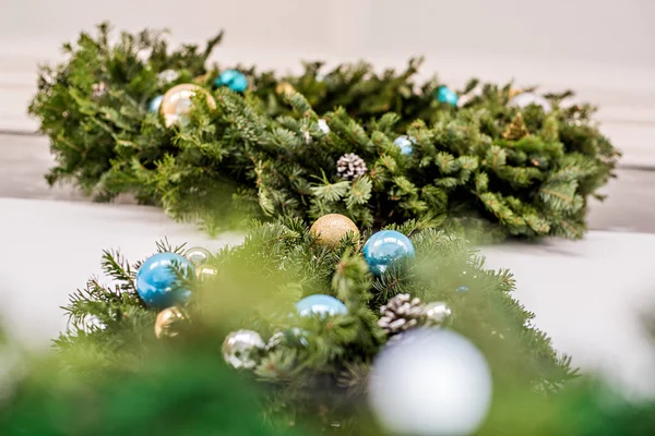 축제용 화환이 새해의 장난감인 가랑으로 장식되어 크리스마스 나무로 벽난로에 매달려서 — 스톡 사진