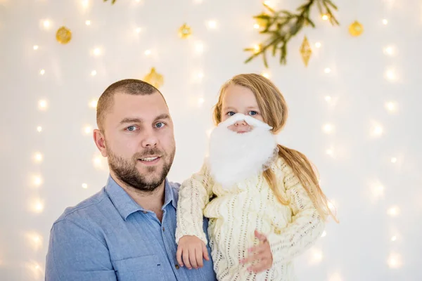 Egy Közeli Kép Boldog Apáról Szőke Lányról Egy Karácsonyfa Előtt — Stock Fotó
