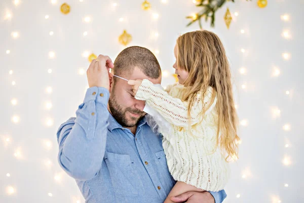 Detailní Portrét Otce Blonďaté Dcery Před Vánočním Stromečkem Věncem Světel — Stock fotografie