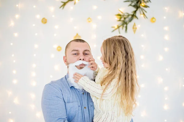 Baba Sarışın Kızın Noel Ağacının Önünde Işıklardan Bir Çelenk Ile — Stok fotoğraf