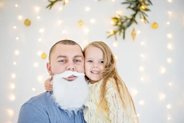 Közelkép Apáról Szőke Lányról Egy Karácsonyfa Előtt Fénykoszorúval Lány Apját — Stock Fotó