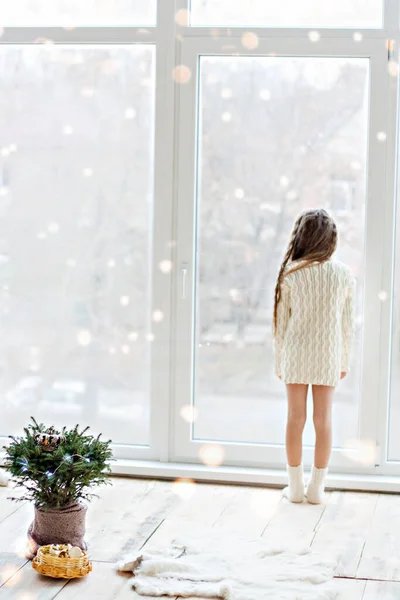 Niña Feliz Vestido Punto Suéter Blanco Mira Ventana Panorámica Baila —  Fotos de Stock