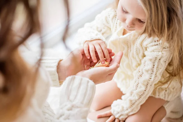 Una Madre Rubia Hija Suéteres Blancos Punto Decoran Pequeño Árbol —  Fotos de Stock