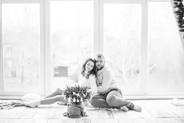 Feliz Casal Apaixonado Senta Chão Madeira Pela Janela Panorâmica Jovem — Fotografia de Stock