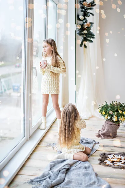 Una Hermosa Chica Está Bebiendo Chocolate Caliente Navidad Cacao Ventana — Foto de Stock