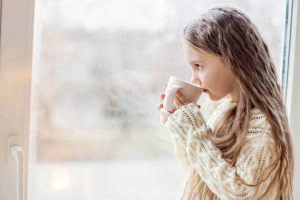 Liten Flicka Vit Stickad Tröja Dricker Varm Choklad Kakao Barnet — Stockfoto