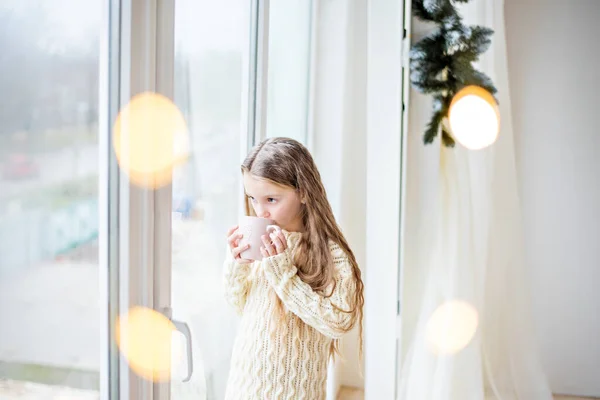 Uma Menina Uma Camisola Malha Branca Bebe Chocolate Quente Cacau — Fotografia de Stock