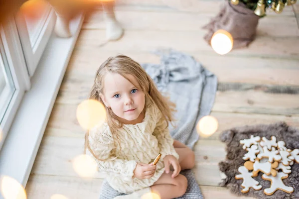 Una Niña Suéter Punto Blanco Bebe Chocolate Caliente Cacao Bebé — Foto de Stock