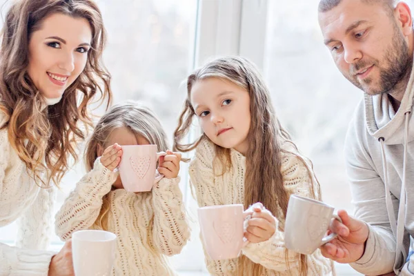 스웨터를 가족은 파노라마 모양의 옆에서 코코아를 마신다 부모와 딸들이 위에는 — 스톡 사진