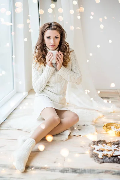 Une Belle Jeune Femme Tient Une Tasse Blanche Dans Ses — Photo