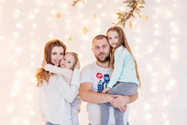 Mutlu Aile Sarı Işık Çelenkleri Bokeh Noel Ağacı Dallarının Arka — Stok fotoğraf