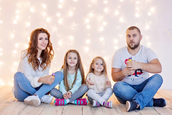 Mutlu Aile Sarı Işık Çelenkleri Bokeh Noel Ağacı Dallarının Arka — Stok fotoğraf