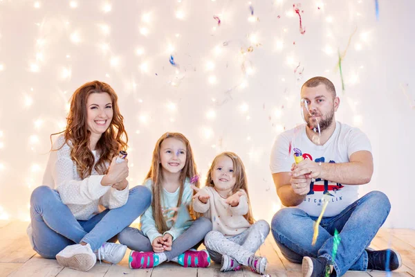 Mutlu Aile Sarı Işık Çelenkleri Bokeh Noel Ağacı Dallarının Arka — Stok fotoğraf