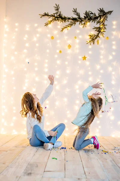 Dois Amigos Felizes Lançam Confete Uma Pequena Árvore Natal Pote — Fotografia de Stock