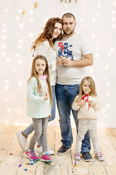 Mutlu Aile Sarı Işık Çelenkleri Bokeh Noel Ağacı Dallarının Arka — Stok fotoğraf