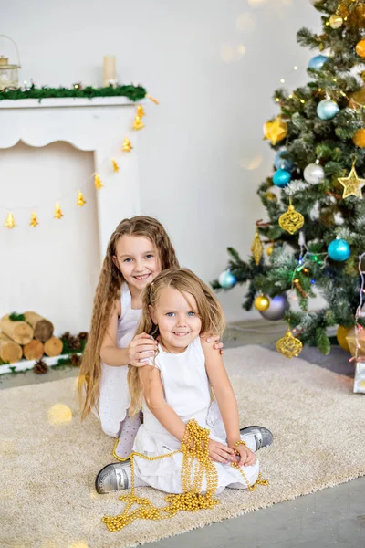 Dos Niñas Rubias Con Vestidos Blancos Están Jugando Junto Chimenea —  Fotos de Stock