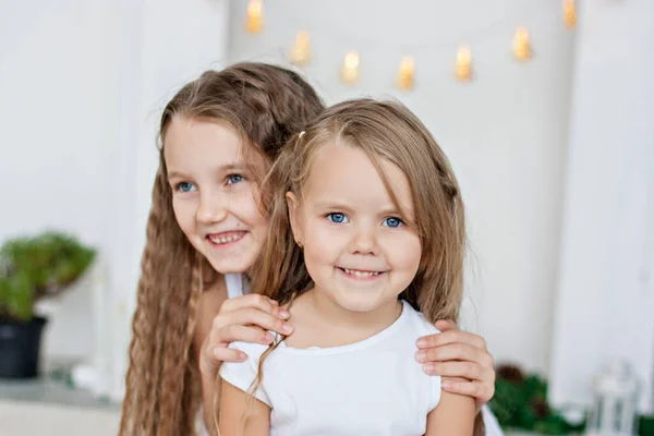 Duas Meninas Loiras Vestidos Brancos Estão Jogando Junto Lareira Árvore — Fotografia de Stock